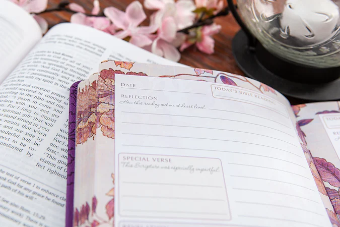 The Passion Translation Bible Study Journal (Peony) - interior image