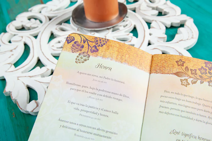 Oraciones y Promesas para la mujer - interior image