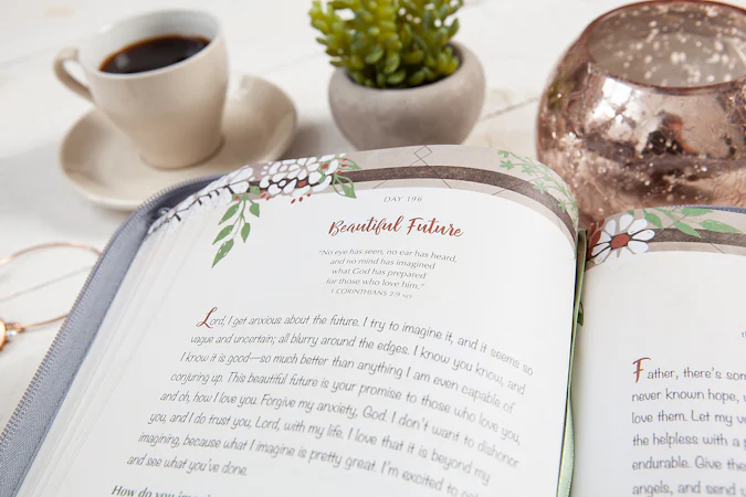 365 Days of Prayer for Women ziparound devotional - interior image