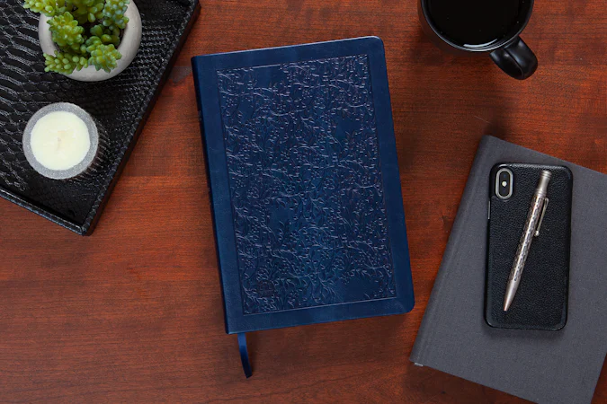 The Passion Translation New Testament (2020 Edition) Large Print Navy - interior image