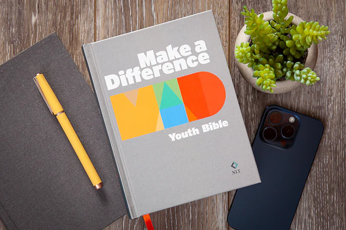 Make a Difference Youth Bible (NLT) - interior image