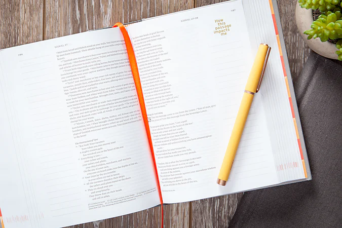 Make a Difference Youth Bible (NLT) - interior image