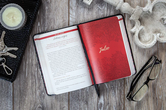 Jesús en rojo - interior image