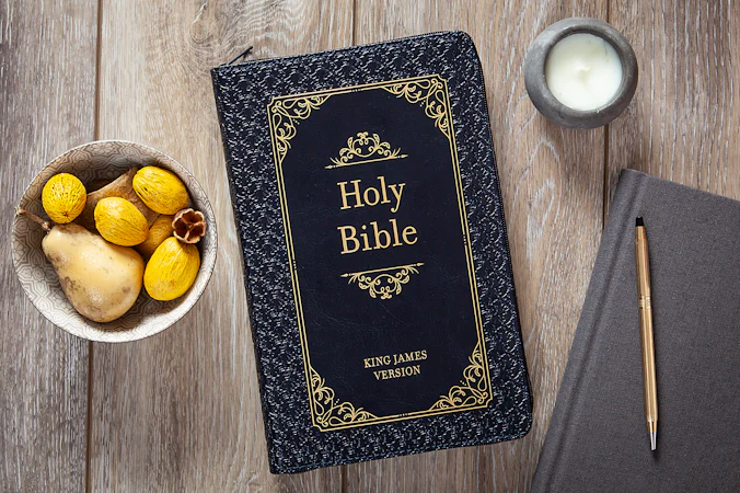 KJV Holy Bible Zip Midnight - interior image