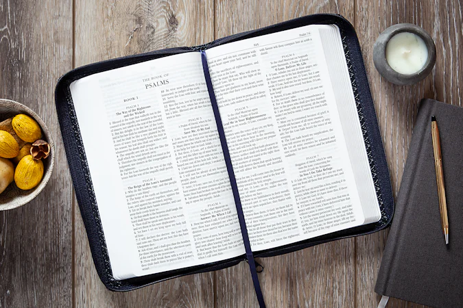 KJV Holy Bible Zip Midnight - interior image