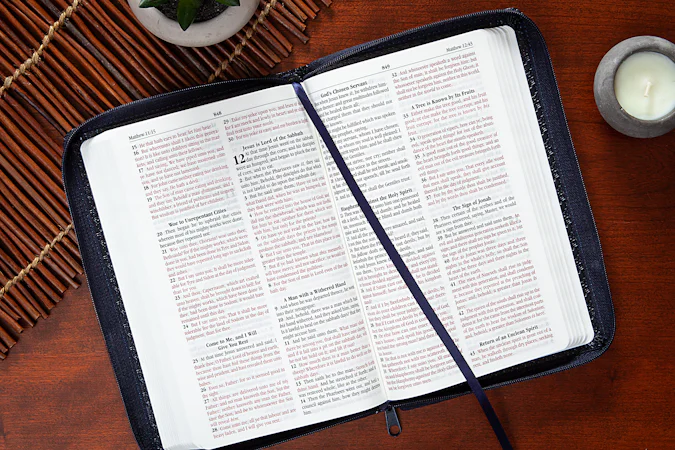 KJV Holy Bible Zip Midnight - interior image