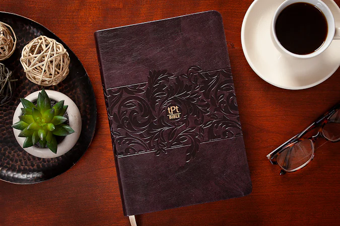 The Passion Translation New Testament (2020 edition) Giant Print Plum - interior image
