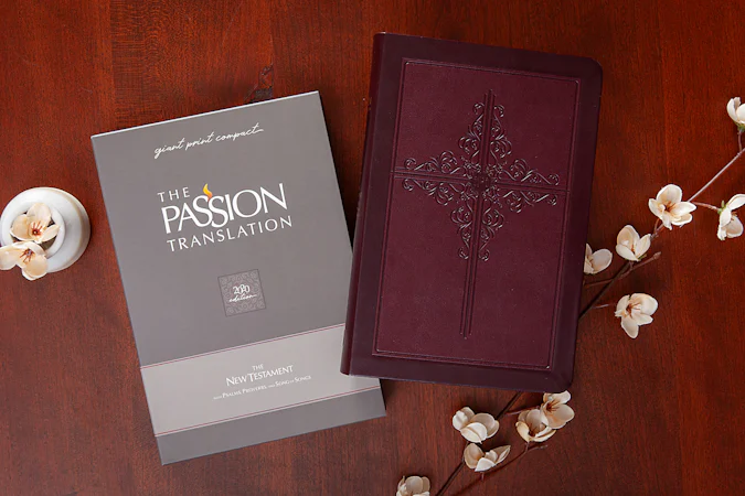 The Passion Translation New Testament (2020 edition) Giant Print Compact Burgundy - interior image