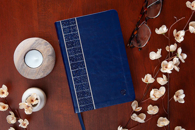 The Passion Translation New Testament (2020 edition) Giant Print Compact Navy - interior image