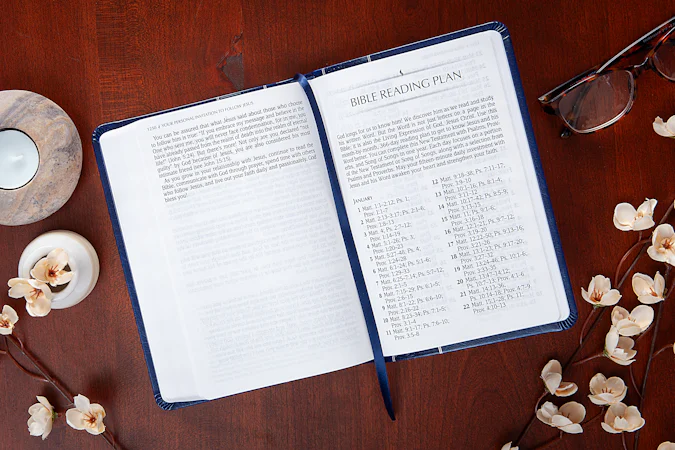 The Passion Translation New Testament (2020 edition) Giant Print Compact Navy - interior image