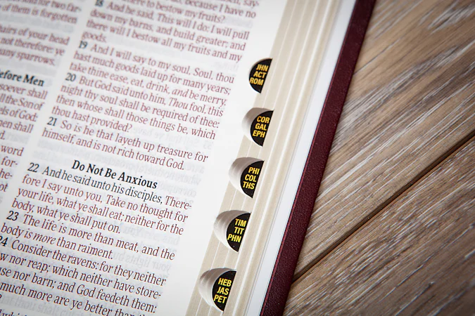 KJV Holy Bible Giant Print Compact Garnet - interior image