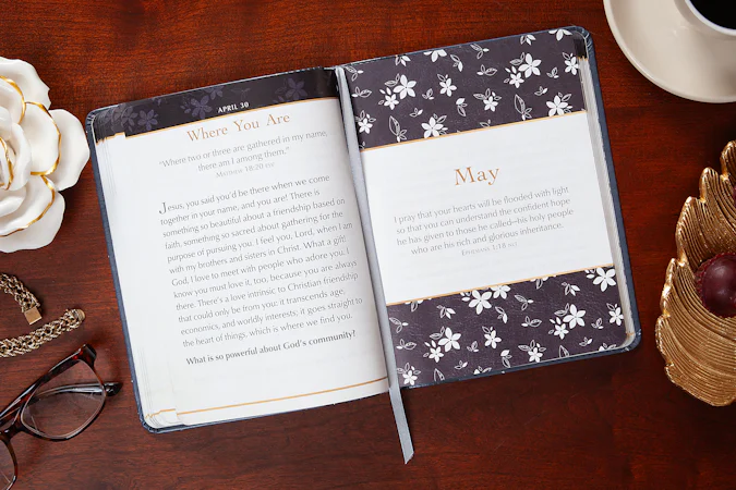365 Days of Prayer for Women (Large Print) - interior image